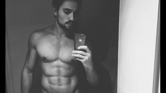 Olivier Dion : Très fier de son corps, il s'offre un selfie torse nu