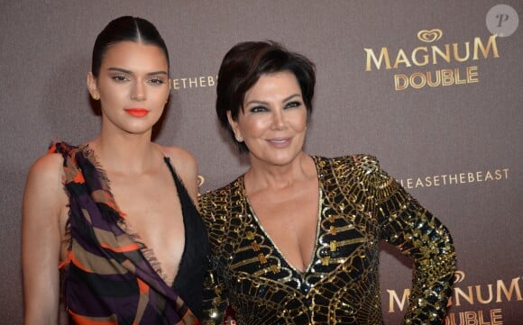 Kendall Jenner et sa mère Kris Jenner posent à la plage Magnum lors du 69ème Festival du film de Cannes le 12 mai 2016. © Veeren / Bestimage