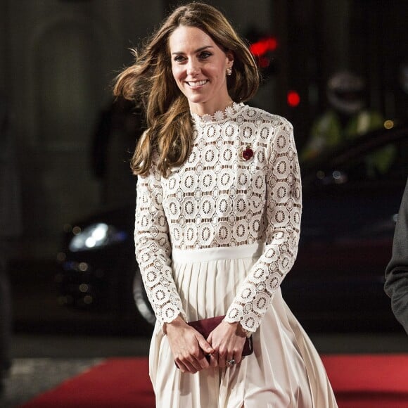 Kate Middleton, duchesse de Cambridge, assistait en sa qualité de marraine de l'association Action on Addiction à l'avant-première du film A Street Cat Named Bob au cinéma Curzon dans Mayfair, à Londres, le 3 novembre 2016. Elle portait une robe en crochet de la marque Self-Portrait.