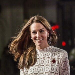 Kate Middleton, duchesse de Cambridge, assistait en sa qualité de marraine de l'association Action on Addiction à l'avant-première du film A Street Cat Named Bob au cinéma Curzon dans Mayfair, à Londres, le 3 novembre 2016. Elle portait une robe en crochet de la marque Self-Portrait.