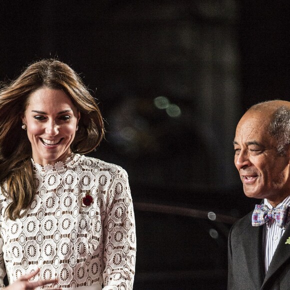 Kate Middleton, duchesse de Cambridge, assistait en sa qualité de marraine de l'association Action on Addiction à l'avant-première du film A Street Cat Named Bob au cinéma Curzon dans Mayfair, à Londres, le 3 novembre 2016. Elle portait une robe en crochet de la marque Self-Portrait.