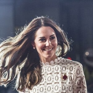 Kate Middleton, duchesse de Cambridge, assistait en sa qualité de marraine de l'association Action on Addiction à l'avant-première du film A Street Cat Named Bob au cinéma Curzon dans Mayfair, à Londres, le 3 novembre 2016. Elle portait une robe en crochet de la marque Self-Portrait.