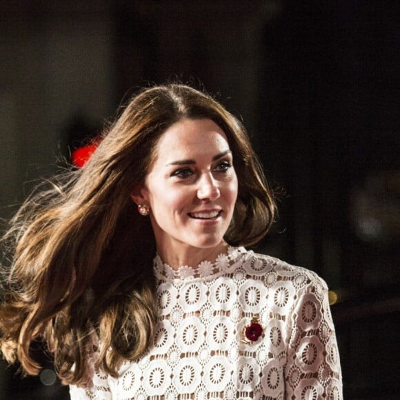 Kate Middleton, duchesse de Cambridge, assistait en sa qualité de marraine de l'association Action on Addiction à l'avant-première du film A Street Cat Named Bob au cinéma Curzon dans Mayfair, à Londres, le 3 novembre 2016. Elle portait une robe en crochet de la marque Self-Portrait.