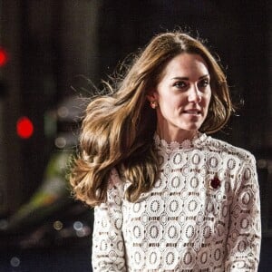 Kate Middleton, duchesse de Cambridge, assistait en sa qualité de marraine de l'association Action on Addiction à l'avant-première du film A Street Cat Named Bob au cinéma Curzon dans Mayfair, à Londres, le 3 novembre 2016. Elle portait une robe en crochet de la marque Self-Portrait.