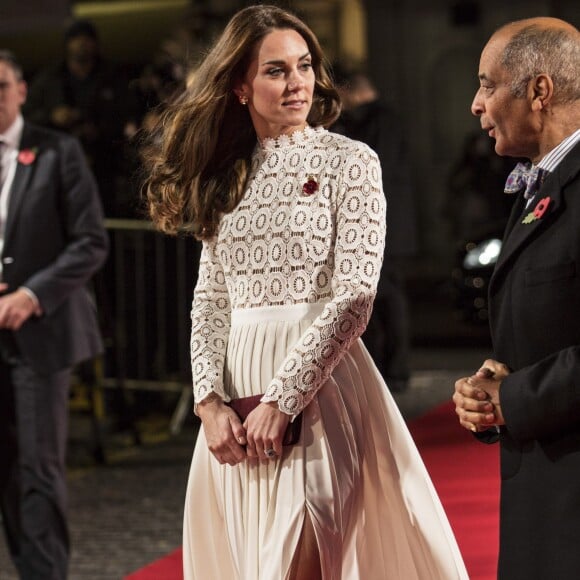 Kate Middleton, duchesse de Cambridge, assistait en sa qualité de marraine de l'association Action on Addiction à l'avant-première du film A Street Cat Named Bob au cinéma Curzon dans Mayfair, à Londres, le 3 novembre 2016. Elle portait une robe en crochet de la marque Self-Portrait.