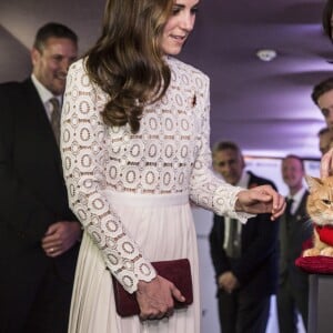 Kate Middleton, duchesse de Cambridge, assistait en sa qualité de marraine de l'association Action on Addiction à l'avant-première du film A Street Cat Named Bob au cinéma Curzon dans Mayfair, à Londres, le 3 novembre 2016 et a rencontré James Bowen et le chat Bob, dont le film raconte l'histoire.