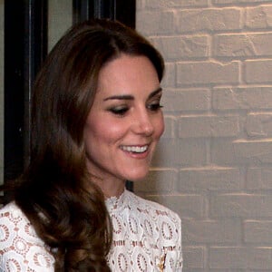 Kate Middleton, duchesse de Cambridge, était conviée en sa qualité de marraine de l'association Action on Addiction à une projection privée de courts métrages réalisés par d'anciens addicts dans le cadre du Recovery Street Film Festival chez Working Title, à Londres le 3 novembre 2016.