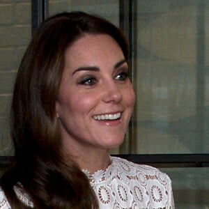 Kate Middleton, duchesse de Cambridge, était conviée en sa qualité de marraine de l'association Action on Addiction à une projection privée de courts métrages réalisés par d'anciens addicts dans le cadre du Recovery Street Film Festival chez Working Title, à Londres le 3 novembre 2016.