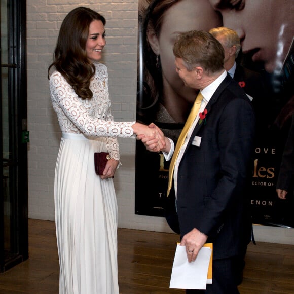 Kate Middleton, duchesse de Cambridge, était conviée en sa qualité de marraine de l'association Action on Addiction à une projection privée de courts métrages réalisés par d'anciens addicts dans le cadre du Recovery Street Film Festival chez Working Title, à Londres le 3 novembre 2016.