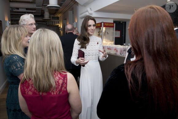 Kate Middleton, duchesse de Cambridge, était invitée en sa qualité de marraine de l'association Action on Addiction à une projection privée de courts métrages réalisés par d'anciens addicts dans le cadre du Recovery Street Film Festival chez Working Title, à Londres le 3 novembre 2016.