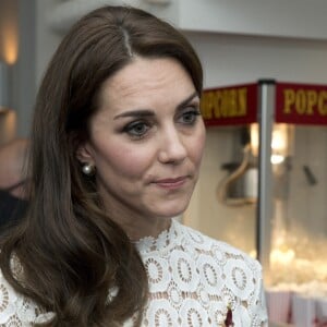 Kate Middleton, duchesse de Cambridge, était conviée en sa qualité de marraine de l'association Action on Addiction à une projection privée de courts métrages réalisés par d'anciens addicts dans le cadre du Recovery Street Film Festival chez Working Title, à Londres le 3 novembre 2016.