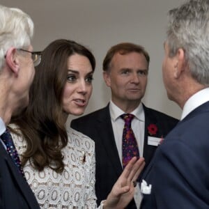 Kate Middleton, duchesse de Cambridge, était conviée en sa qualité de marraine de l'association Action on Addiction à une projection privée de courts métrages réalisés par d'anciens addicts dans le cadre du Recovery Street Film Festival chez Working Title, à Londres le 3 novembre 2016.