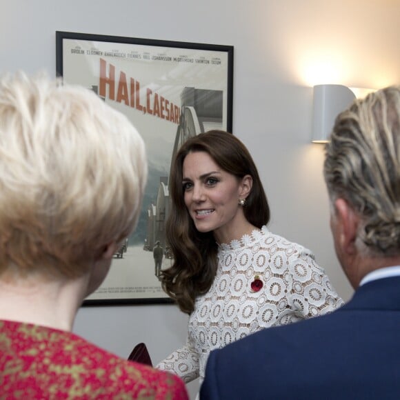 Kate Middleton, duchesse de Cambridge, était conviée en sa qualité de marraine de l'association Action on Addiction à une projection privée de courts métrages réalisés par d'anciens addicts dans le cadre du Recovery Street Film Festival chez Working Title, à Londres le 3 novembre 2016.