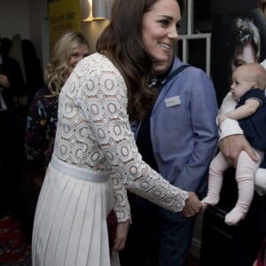 Kate Middleton, duchesse de Cambridge, était conviée en sa qualité de marraine de l'association Action on Addiction à une projection privée de courts métrages réalisés par d'anciens addicts dans le cadre du Recovery Street Film Festival chez Working Title, à Londres le 3 novembre 2016.