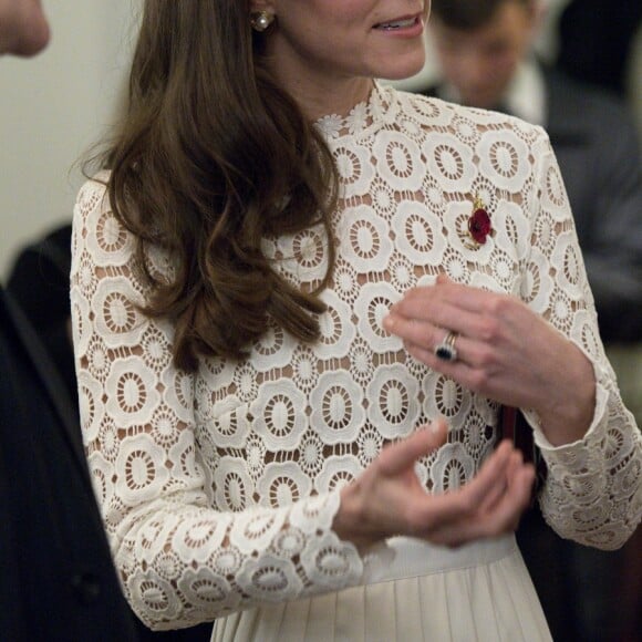 Kate Middleton, duchesse de Cambridge, était conviée en sa qualité de marraine de l'association Action on Addiction à une projection privée de courts métrages réalisés par d'anciens addicts dans le cadre du Recovery Street Film Festival chez Working Title, à Londres le 3 novembre 2016.