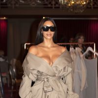 Kim Kardashian discrète mais en forme aux 21 ans de Kendall : Son cadeau gênant