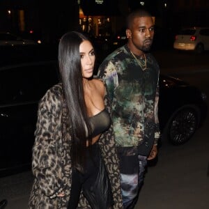 Kim Kardashian et Kanye West à la sortie du défilé "Off White" lors de la Fashion Week de Paris, le 29 septembre 2016.