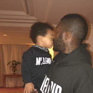 Djibril Cissé en week-end à Disneyland Paris avec sa compagne Marie-Cécile Lenzini et leur fils Gabriel. 
