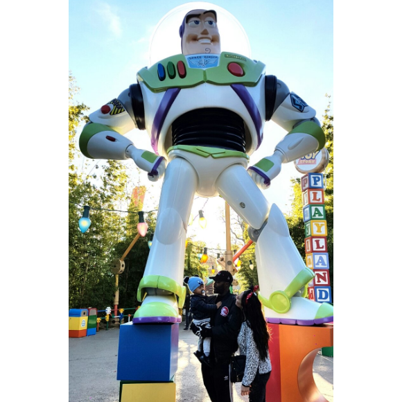 Djibril Cissé en week-end à Disneyland Paris avec sa compagne Marie-Cécile Lenzini et leur fils Gabriel. 