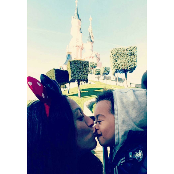 Djibril Cissé en week-end à Disneyland Paris avec sa compagne Marie-Cécile Lenzini et leur fils Gabriel.