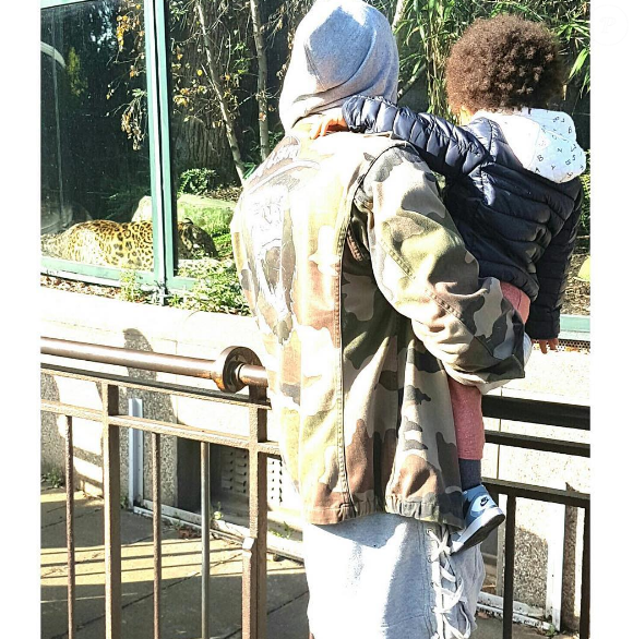 Djibril Cissé partage un tendre moment avec son fils Gabriel au zoo.