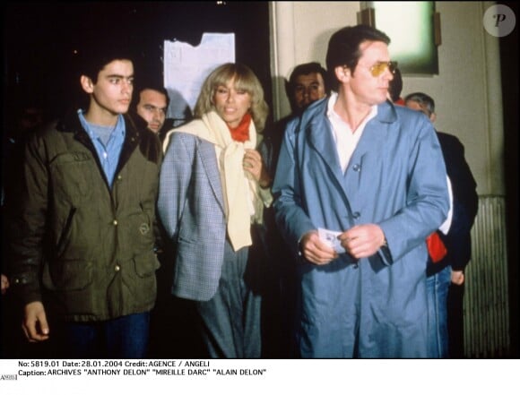 Mireille Darc, Anthony Delon et Alain Delon en 1984