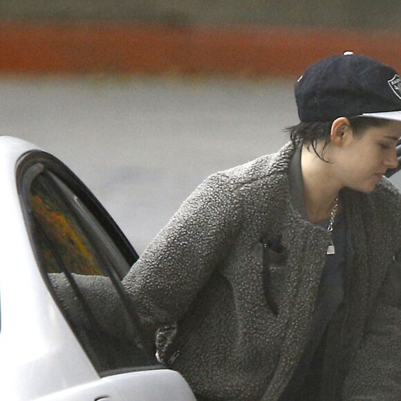 Exclusif - St. Vincent (Annie Clark) dépose en voiture sa petite amie Kristen Stewart au Chateau Marmont à Hollywood, le 30 octobre 2016.