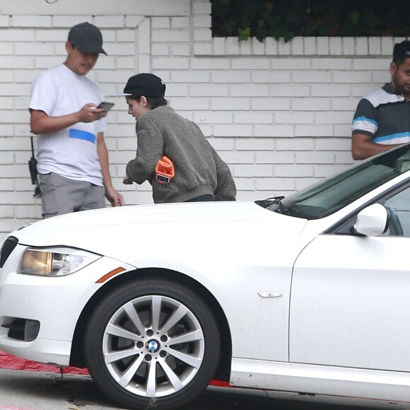 Exclusif - St. Vincent (Annie Clark) dépose en voiture sa petite amie Kristen Stewart au Chateau Marmont à Hollywood, le 30 octobre 2016.