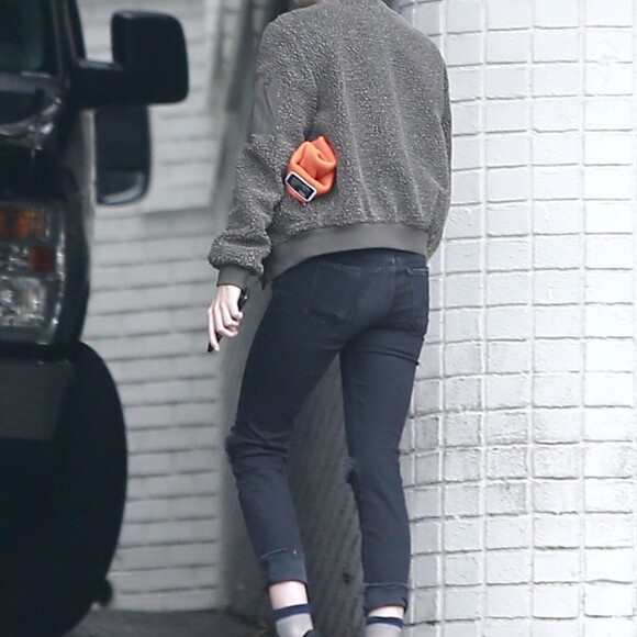 Exclusif - St. Vincent (Annie Clark) dépose en voiture sa petite amie Kristen Stewart au Chateau Marmont à Hollywood, le 30 octobre 2016.