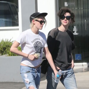 Exclusif - Kristen Stewart et sa petite amie St. Vincent à Burbank le 22 octobre 2016.