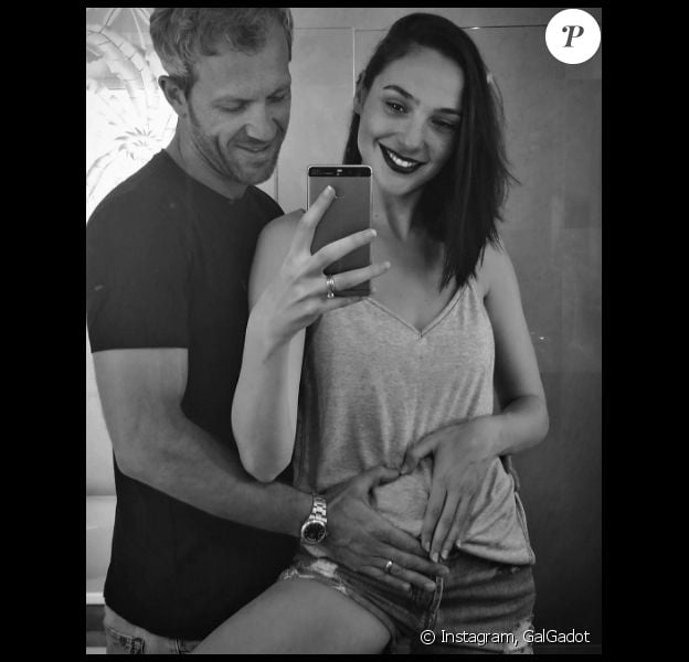 Gal Gadot enceinte de son mari Yaron Versano, annonce qu'elle attend un 2e enfant sur sa page Instagram le 6 novembre 2016