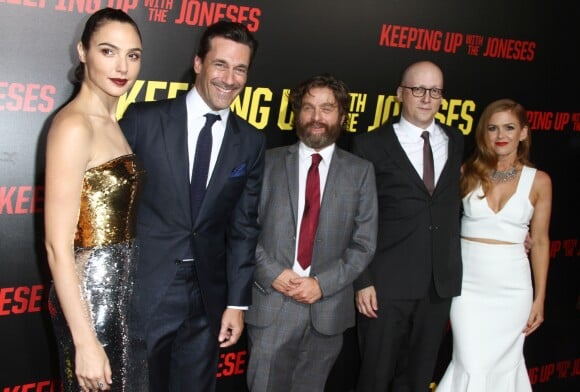 Gal Gadot, Jon Hamm, Zach Galifianakis, Gregg Mottola et Isla Fisher à la première du film "Keeping Up With The Joneses" à Century City le 8 octobre 2016.