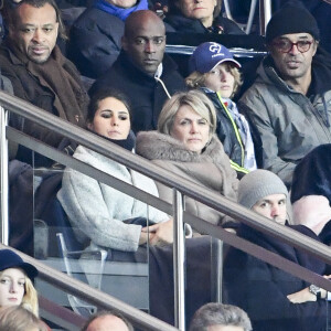 Karine Ferri et la femme de Christian Gourcuff (entraîneur de Rennes) lors du match Psg-Rennes au Parc des Princes à Paris le 6 novembre 2016 (victoire 4-0 du PSG).