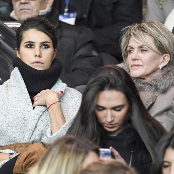 Karine Ferri et la femme de Christian Gourcuff (entraîneur de Rennes) lors du match Psg-Rennes au Parc des Princes à Paris le 6 novembre 2016 (victoire 4-0 du PSG).