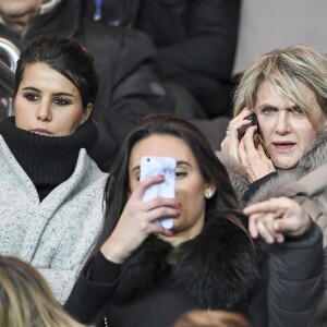 Karine Ferri et la femme de Christian Gourcuff (entraîneur de Rennes) lors du match Psg-Rennes au Parc des Princes à Paris le 6 novembre 2016 (victoire 4-0 du PSG).