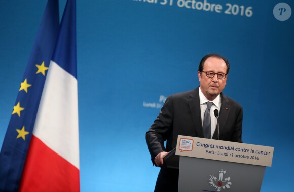 Le président de la République François Hollande fait un discours lors de l'ouverture du Congrès Mondial du Cancer au palais des Congrès à Paris, le 31 octobre 2016. © Dominique Jacovides/Bestimage