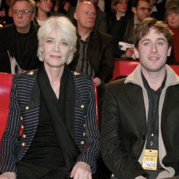 En France, à Paris, lors des 20EMES VICTOIRES DE LA MUSIQUES 2005 au Zénith, Françoise HARDY et son fils Thomas DUTRONC 05/03/2005 - Paris