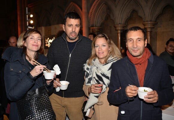 Samir Guesmi et sa compagne Emilie, Caroline Faindt et son compagnon Zinedine Soualem à la soirée de remise des prix du guide Fooding 2017 à la Cathédrale Américaine de Paris le 7 novembre 2016.