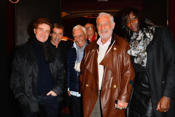 Thierry Frémont avec sa femme Gina, Charles Gérard, Christian Brincourt et Jean-Paul Belmondo posent avec Louis-Michel Colla qui fête son 60ème anniversaire au théâtre de la Gaîté-Montparnasse, à Paris, le 8 novembre 2016.