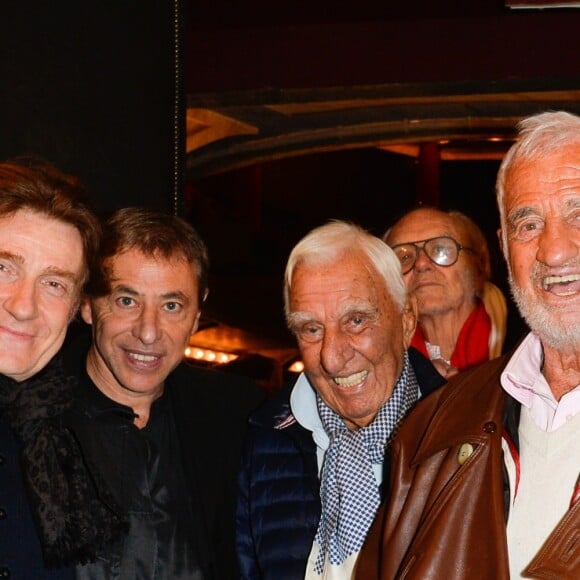 Thierry Frémont avec sa femme Gina, Charles Gérard, Christian Brincourt et Jean-Paul Belmondo posent avec Louis-Michel Colla qui fête son 60ème anniversaire au théâtre de la Gaîté-Montparnasse, à Paris, le 8 novembre 2016.