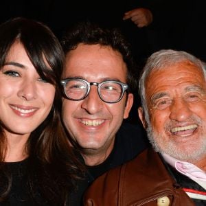 Cyrille Eldin avec sa compagne Sandrine Calvayrac et Jean-Paul Belmondo à l'anniversaire de Louis-Michel Colla, qui fête ses 60 ans au théâtre de la Gaîté-Montparnasse, à Paris, le 8 novembre 2016.