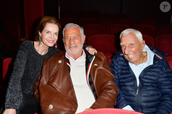 Cyrielle Clair, Jean-Paul Belmondo et Charles Gérard à l'anniversaire de Louis-Michel Colla, qui fête ses 60 ans au théâtre de la Gaîté-Montparnasse, à Paris, le 8 novembre 2016.