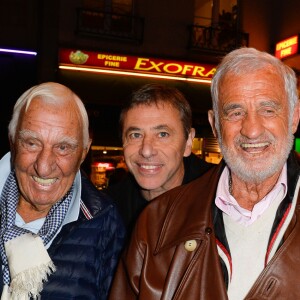 Charles Gérard, Jean-Paul Belmondo et Christian Brincourt posent Louis-Michel Colla qui fête son 60ème anniversaire au théâtre de la Gaîté-Montparnasse, à Paris, le 8 novembre 2016.
