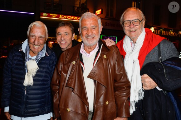 Charles Gérard, Jean-Paul Belmondo et Christian Brincourt posent Louis-Michel Colla qui fête son 60ème anniversaire au théâtre de la Gaîté-Montparnasse, à Paris, le 8 novembre 2016.