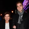 Carole Amiel avec son fils Valentin Livi (fils d'Yves Montand) à l'anniversaire de Louis-Michel Colla, qui fête ses 60 ans au théâtre de la Gaîté-Montparnasse, à Paris, le 8 novembre 2016.