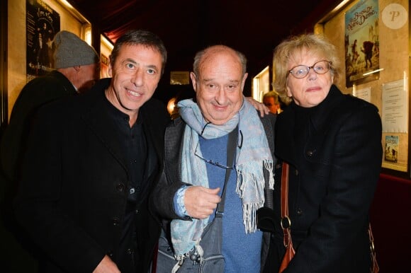 Michel Jonasz et Marion Sarraut posent avec Louis-Michel Colla qui fête son 60ème anniversaire au théâtre de la Gaîté-Montparnasse, à Paris, le 8 novembre 2016.