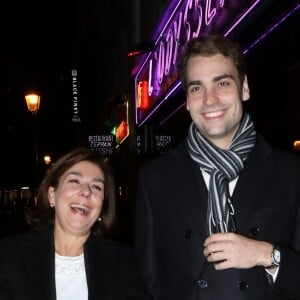 Carole Amiel avec son fils Valentin Livi (fils d'Yves Montand) à l'anniversaire de Louis-Michel Colla, qui fête ses 60 ans au théâtre de la Gaîté-Montparnasse, à Paris, le 8 novembre 2016.