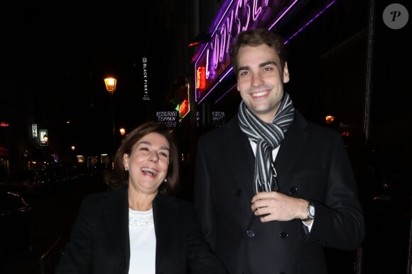 Carole Amiel avec son fils Valentin Livi (fils d'Yves Montand) à l'anniversaire de Louis-Michel Colla, qui fête ses 60 ans au théâtre de la Gaîté-Montparnasse, à Paris, le 8 novembre 2016.