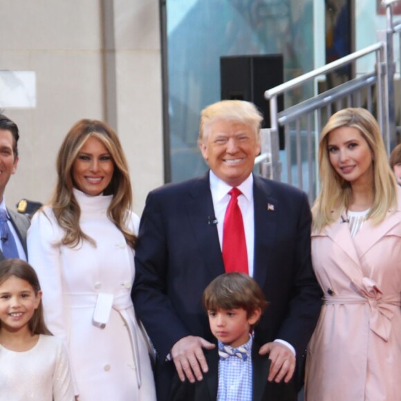 Donald Trump (au centre) et (de gauche à droite) sa fille Tiffany Trump, son fils Donald Jr Trump, sa femme Melania Trump, sa fille Ivanka Trump et son fils Eric Trump et devant ses petits enfants Kai Trump et Donald Trump III (les enfants de Donald Jr Trump) - Donald Trump, candidat aux primaires du Parti républicain pour l'élection présidentielle de 2016, participe en famille à l'émission "Today" à la Trump Town Hall, Rockefeller Plaza à New York, le 21 avril 2016.