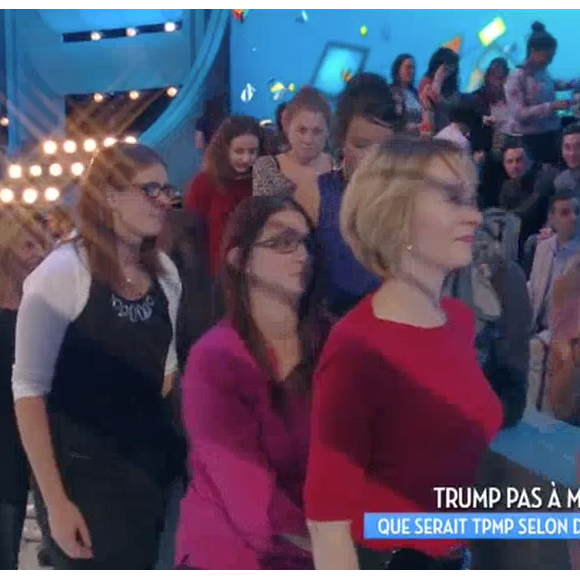 Cyril Hanouna a fait évacuer le plateau de "Touche pas à mon poste" (C8) afin de dénoncer la politique de Donald Trump. Le 9 novembre 2016.